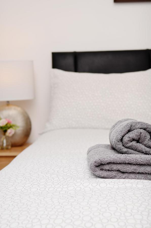 29Ew Dreams Unlimited Serviced Accommodation- Staines - Heathrow Стэнвэлл Экстерьер фото